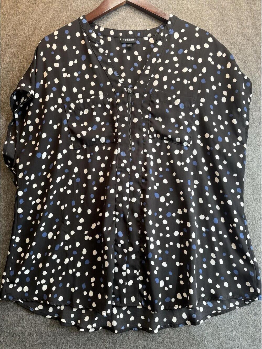 Torrid Blouse Size 1 1X Short Dolman Sleeve Black Blue Polka dot Georgette Zip